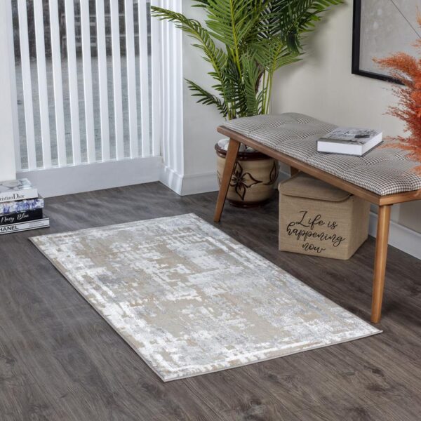 Intérieur moderne avec tapis et banc décoratif.