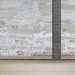 Règle mesurant épaisseur d'un tapis texturé.