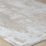 Tapis moderne aux motifs abstraits en gris et beige.