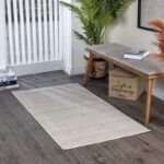 Tapis beige dans un intérieur moderne et épuré.