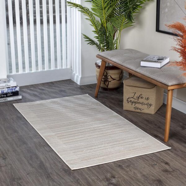 Tapis beige dans un intérieur moderne et épuré.