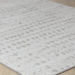 Tapis moderne gris et blanc à motifs.