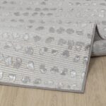 Tapis beige moderne avec motifs décoratifs.