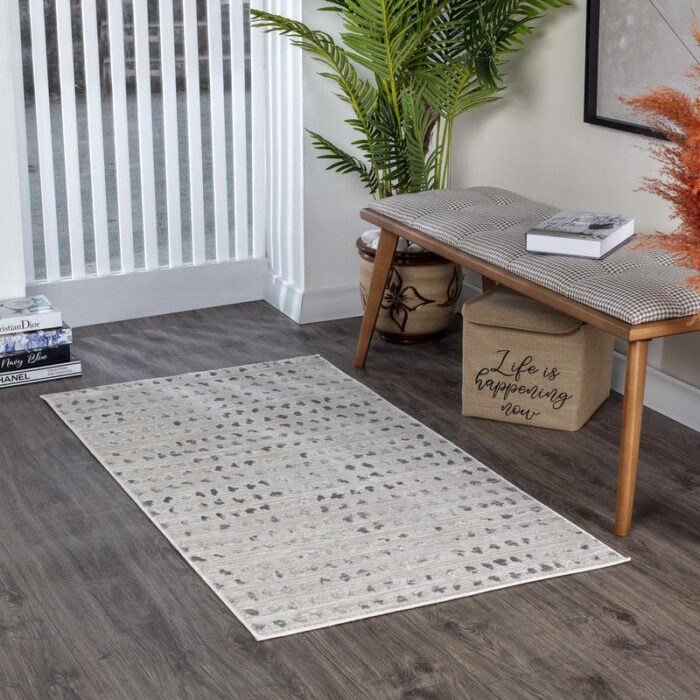 Tapis moderne dans salon épuré.