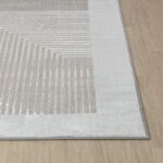 Tapis moderne gris à rayures sur plancher en bois