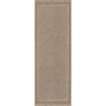 Tapis beige long à motifs géométriques.