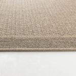 Tapis texturé en fibres naturelles sur fond blanc.