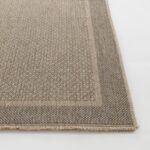 Tapis beige texturé sur fond blanc.