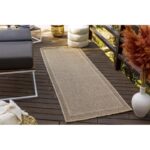 Tapis d'extérieur sur terrasse en bois.