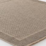 Tapis texturé beige en gros plan.