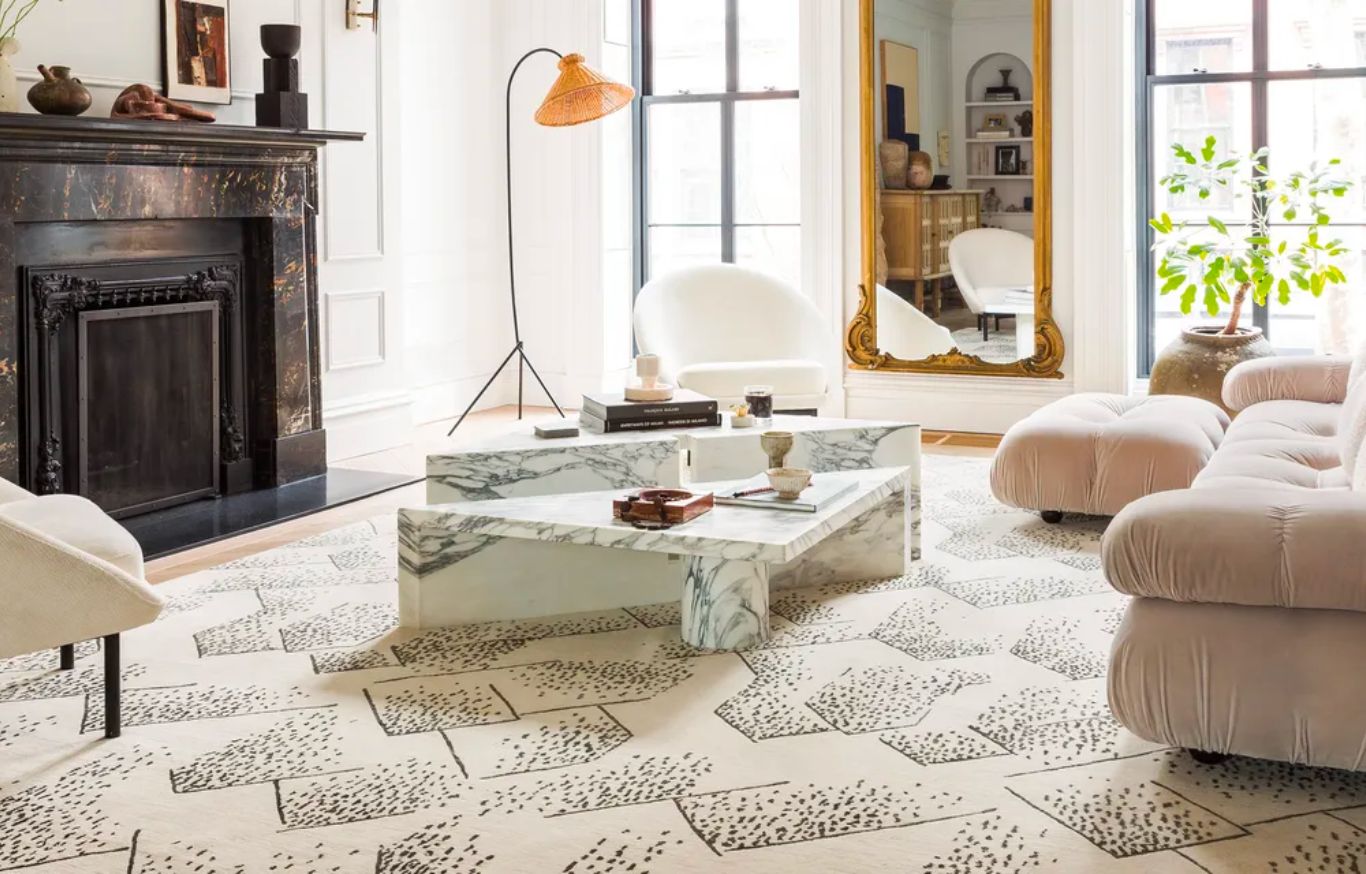 Intérieur design élégant avec cheminée et touches dorées.