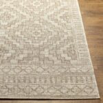 Tapis à motifs géométriques sur plancher en bois