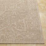Tapis beige à motifs orientaux sur sol clair