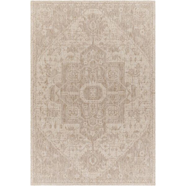 Tapis beige à motifs traditionnels.