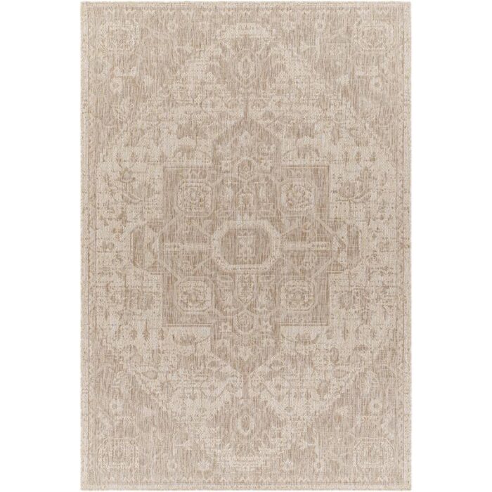 Tapis beige à motifs traditionnels.