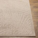 Tapis beige élégant sur parquet.