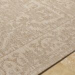 Tapis beige texturé avec motif discret.