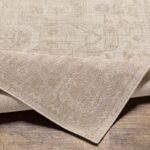 Tapis beige texturé sur plancher en bois.