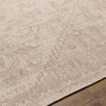 Tapis beige texturé sur plancher en bois.