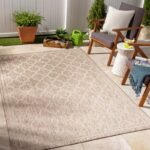 Tapis d'extérieur beige dans un coin jardin.