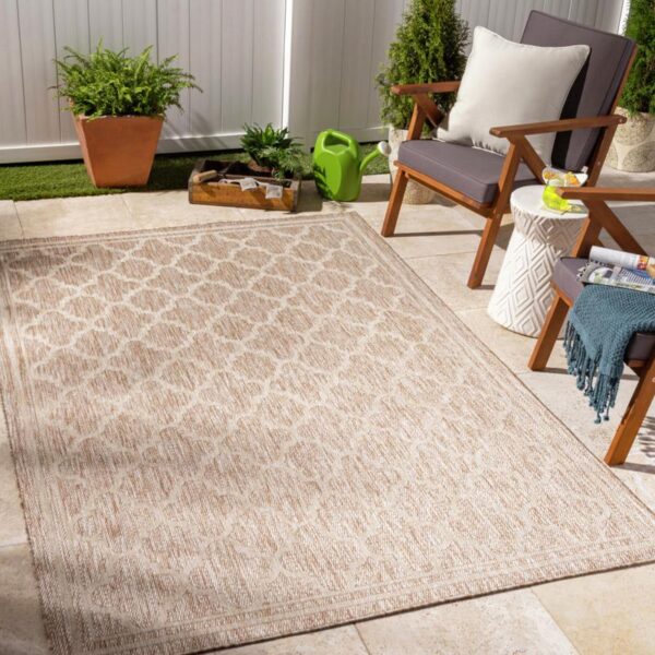 Tapis d'extérieur beige dans un coin jardin.
