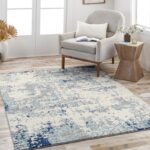 Tapis bleu et beige moderne dans salon lumineux.