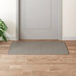 Tapis dentrée gris pour maison moderne.