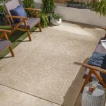 Tapis extérieur beige dans un balcon jardin.