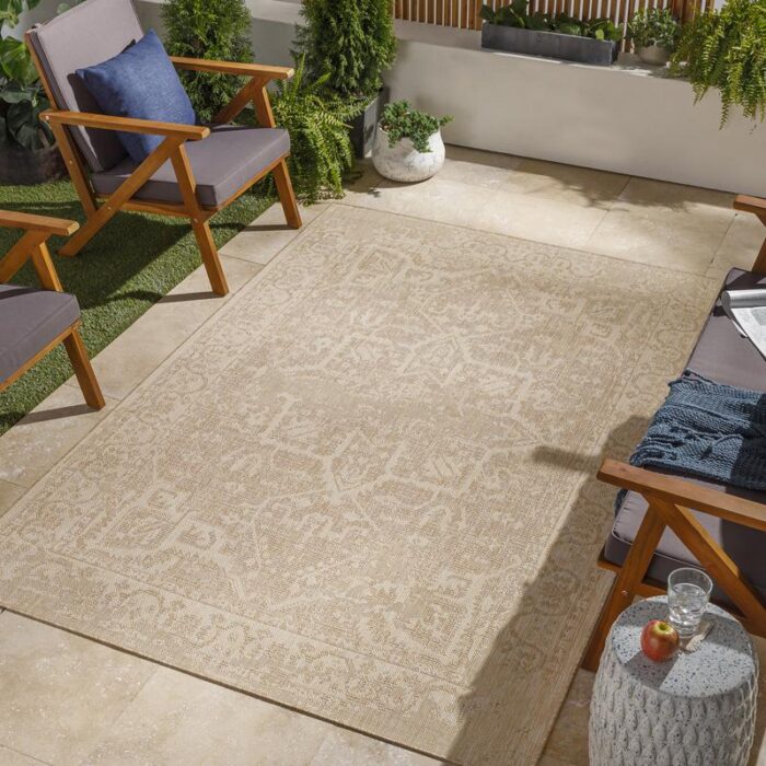Tapis extérieur beige dans un balcon jardin.