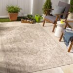 Tapis extérieur beige dans un jardin cosy.