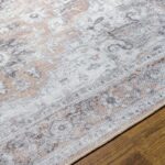 Tapis gris vintage sur plancher en bois.