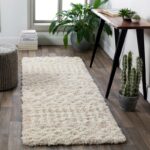 Tapis moelleux beige dans un salon moderne.