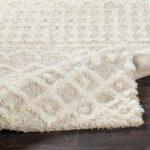 Tapis moelleux beige texturé en gros plan.