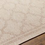 Tapis texturé beige au sol.