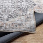 Tapis vintage gris sur plancher en bois