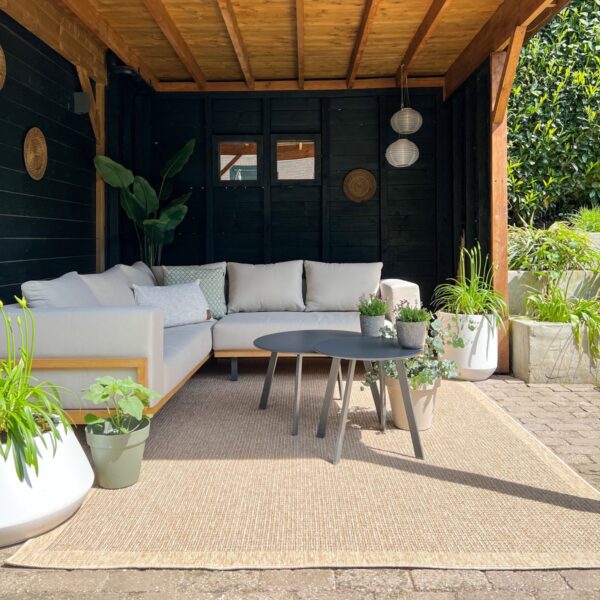 Terrasse tendance avec sofa dextérieur et touches de verdure.