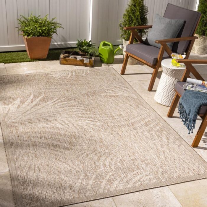 Terrasse moderne avec tapis extérieur et mobilier en bois.